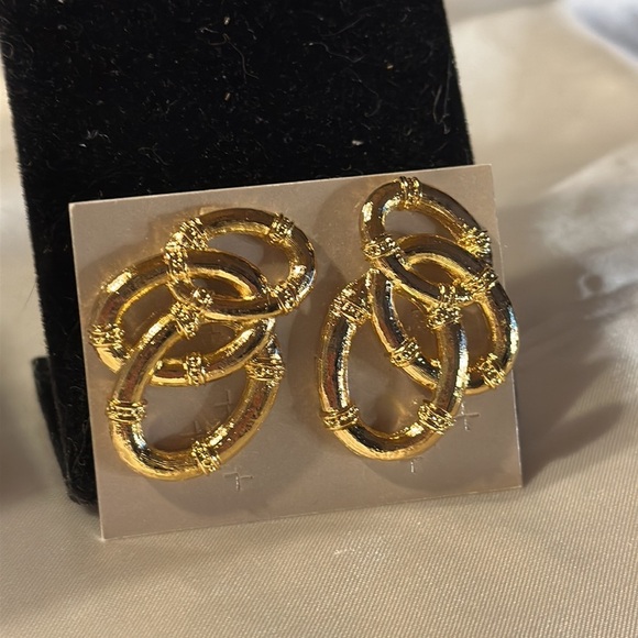Avon (1990) Vintage Gilded Link Goldtone Earrings - Picture 2 of 4